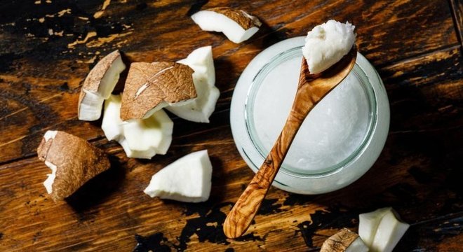 O óleo de coco tem mais gordura saturada que a manteiga – e uma colher de sopa tem mais da metade do limite diário recomendado para as mulheres
