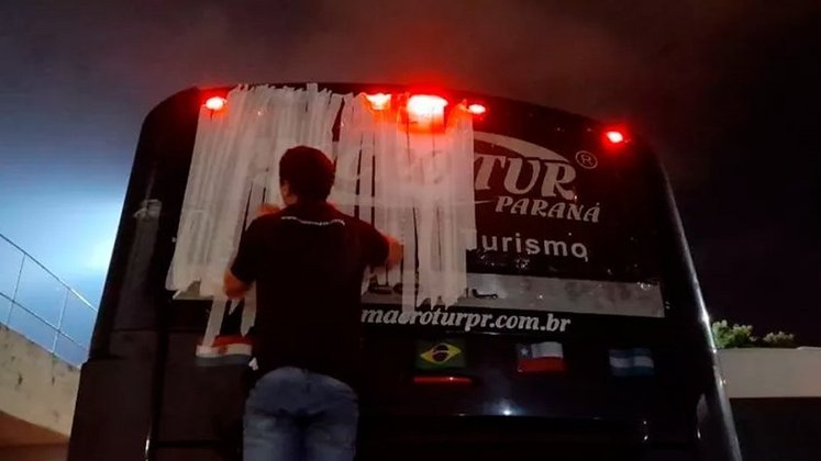 O ônibus do Cascavel foi apedrejado após jogo realizado contra o Maringá, o acontecimento rolou no mesmo dia das agressões feitas contra o jogadores do Grêmio e do Londrina