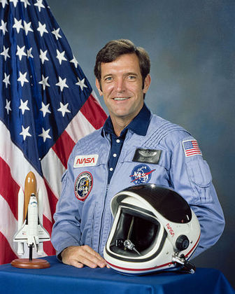 O ônibus espacial era comandado pelo tenente-coronel Francis Scobee, 46 anos.  Ex-piloto de combate da Força Aérea na Guerra do Vietnã, ele tinha viajado pela primeira vez ao espaço em 1984, na própria Challenger, onde morreria dois anos depois.  