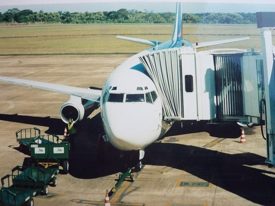 O outro é o Aeroporto Internacional Cataratas del Iguazú, na cidade de Puerto Iguazú. Entre as companhias aéreas locais está a Aerolíneas Argentinas, com rotas para o Rio de Janeiro. 