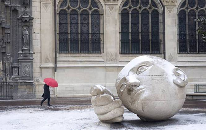 O Ouvinte (L'Ecoute) -  França - Esculpida em 1986 por Henri Miller , está instalada perto da Igreja St. Eustache, na Place René Cassins, em Paris. E representa um homem de fisionomia calma, que se apoia sobre a mão para 