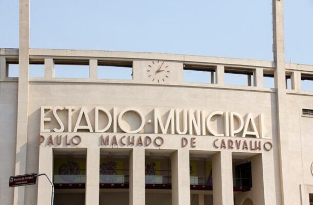 O Pacaembu será mais um estádio brasileiro a fechar uma grande parceria e ter naming rights. Veja outros exemplos. Mike Peel/Wikimedia Commons