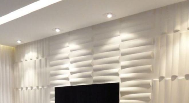 O painel da tv recebeu um revestimento sofisticado