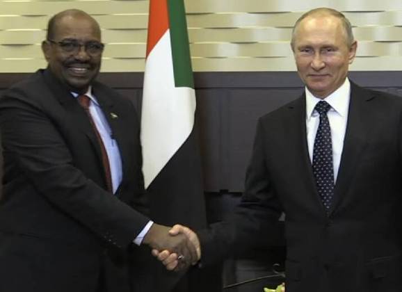 O país possui importantes reservas de ouro, que chamaram a atenção da Rússia. Em 2017, o então ditador Bashir afirmou ao presidente russo Putin que o Sudão poderia ser a “chave da África” para a Rússia.