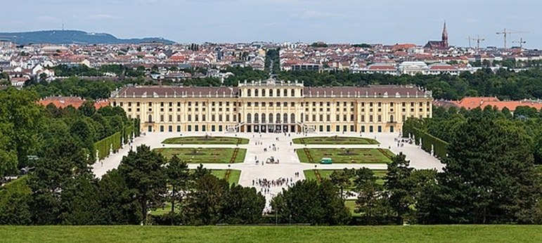 O Palácio de Schönbrunn, localizado no Centro Histórico de Viena, é reconhecido pela UNESCO como Patrimônio da Humanidade.