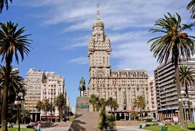 O Palácio Salvo é um edifício em Montevidéu, Uruguai, desenhado pelo arquiteto italiano Mario Palanti, um imigrante italiano que vivia em Buenos Aires. Foi inaugurado no ano de 1928. Com os seus 95 metros e 27 pisos, foi a torre mais alta da América do Sul por vários anos.