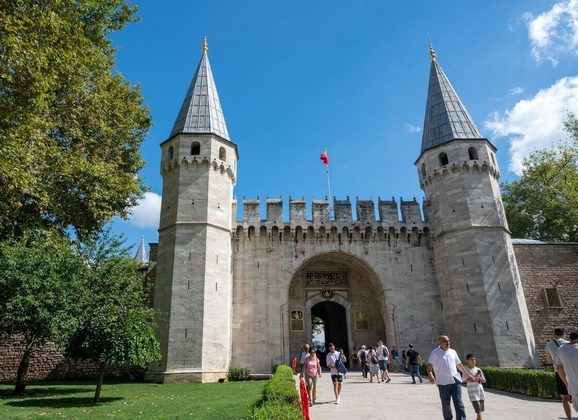 O Palácio Topkapi, antiga residência dos sultões otomano, é uma das grandes atrações turísticas localizada na parte europeia da cidade.