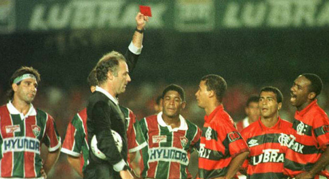 O panorama comeou a mudar aos 26 minutos do segundo tempo. Romrio aproveitou uma brecha e marcou pela primeira vez contra o Fluminense em sua carreira. Durante a comemorao, jogadores dos dois times trocaram empurres.  Sorlei, do Flu, e Marquinhos, do Fla, foram expulsos pelo rbitro Lo Feldman.