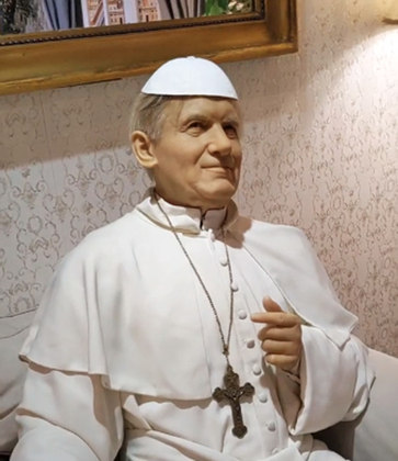 O Papa João Paulo II daria a bênção parar esta escultura. Só porque ele era bonzinho. Escultores do museu, vocês estão perdoados. 
