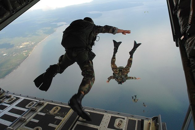 O paraquedismo é uma atividade realizada tanto em treinamentos militares como na forma de esporte. E sempre atrai a curiosidade. 