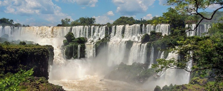 O Parque Nacional do Iguaçu é um patrimônio mundial natural, com o maior conjunto de quedas d'água do mundo. É Patrimônio da UNESCO desde 1987. E o Parque Nacional Iguazú, no lado argentino, tem este título desde 1984. 
