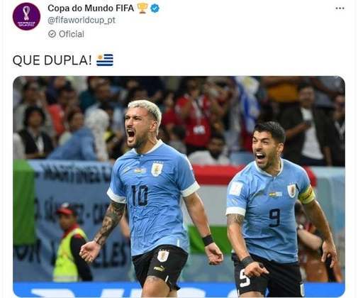 O perfil em português da FIFA postou uma imagem de Arrascaeta com Luis Suárez e opinou: 