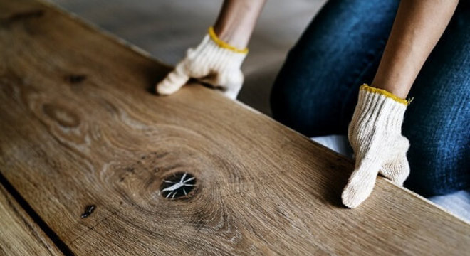 O piso laminado pode ser encontrado no mercado em diferentes cores e tamanhos
