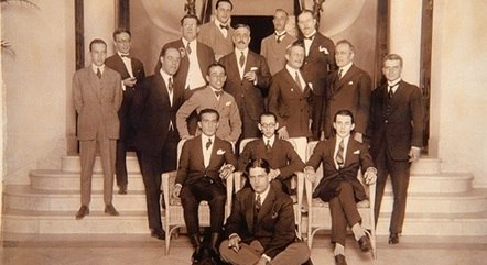 Semana teve artistas como Mário de Andrade (em pé, de terno escuro, à esquerda) e Oswald de Andrade (no chão)