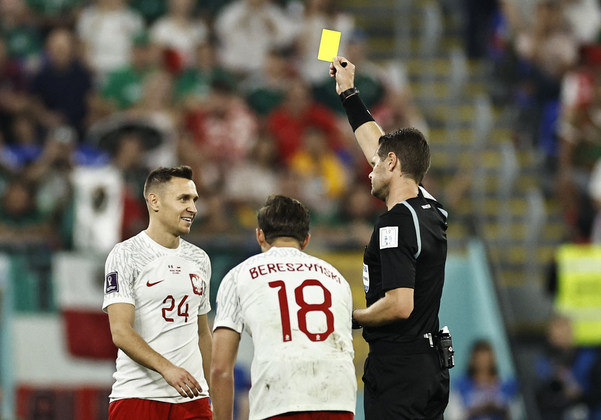  O polonês Przemyslaw Frankowski recebe cartão amarelo do árbitro Chris Beath