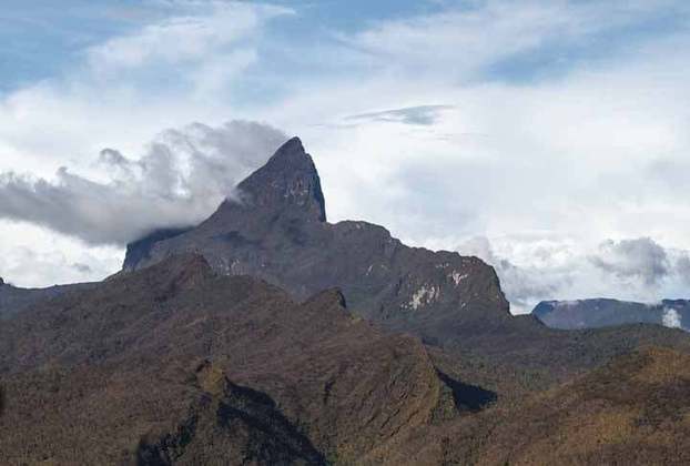 O ponto mais alto do Brasil, na frongteira com a Venezuela,  recebe esse nome devido à frequente presença de neblina no pico, o que contribui para um espetáculo da natureza.