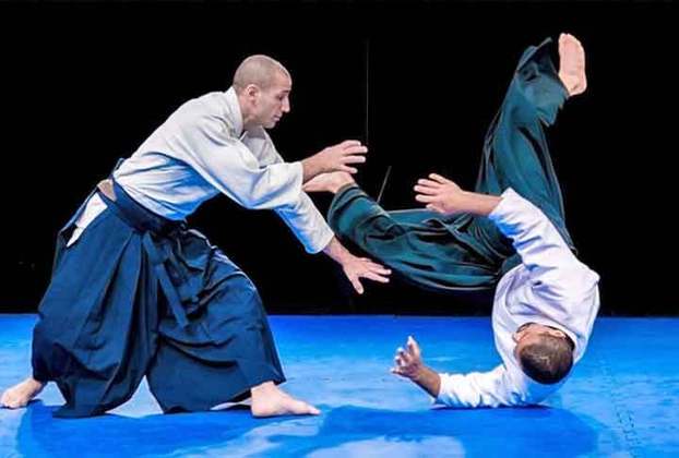 O praticante de Aikido busca não apenas a autodefesa, mas também o desenvolvimento físico, mental e espiritual. Uma curiosidade é que o ator Steven Seagal, hoje afastado do cinema e treinando soldados na Rússia, é mestre nessa arte. 