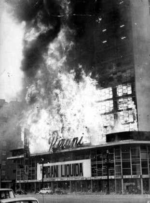 O prédio comercial tinha 27 andares e o fogo começou com um curto-circuito nos cartazes da loja Pirani. Muitas pessoas se salvaram porque a laje permitia o pouso de helicóptero para resgate. 