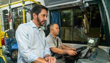 Ricardo Nunes anda de ônibus para lançar o programa Tarifa Zero e ouve cobranças de passageiros