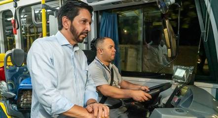 Ricardo Nunes anda de ônibus no Domingão Tarifa Zero