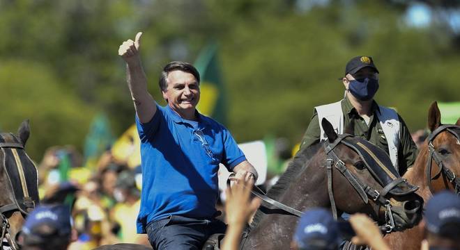 O presidente Bolsonaro em cavalo da PM na frente do Palácio do Planalto, durante manifestação