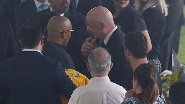 O presidente da FIFA, Gianni Infantino, também marcou presença no adeus ao Rei. O dirigente sugeriu que todos os países do Mundo tenham um estádio com o nome de Pelé, como forma de homenagear e imortalizar o Rei. 