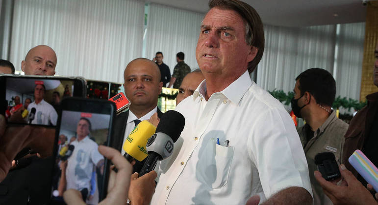 O presidente da República, Jair Bolsonaro, fala à imprensa no Palácio da Alvorada