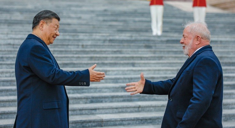O presidente do Brasil, Luiz Inácio Lula da Silva, e o presidente da China, Xi Jinping, em Pequim