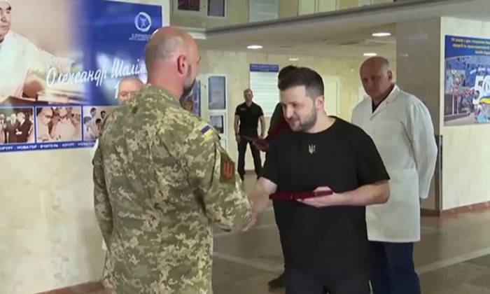 O presidente da Ucrânia tem visitado tropas e locais de assistência aos ucranianos. Ele esteve com soldados da linha de frente de Zaporizhzhia, no dia 5/6. Fez um minuto de silêncio pelos mortos na guerra e agradeceu pelo trabalho dos combatentes. 