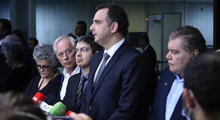Presidente do Senado, Rodrigo Pacheco, após reunião com ex-ministros do Meio Ambiente