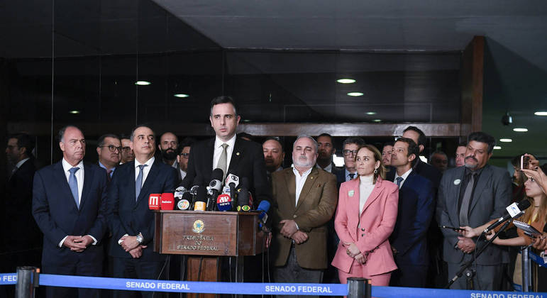 O presidente do Senado, Rodrigo Pacheco, em coletiva após reunião com secretários de Fazenda