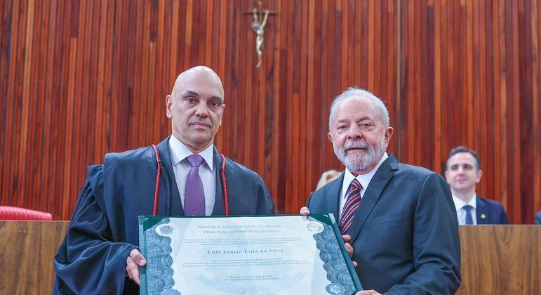 O presidente do TSE, Alexandre de Moraes, e o presidente eleito, Lula, durante diplomação