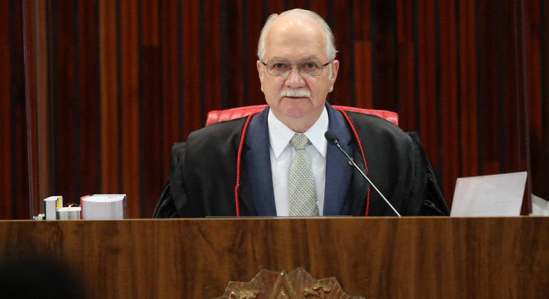 O presidente do TSE, ministro Edson Fachin, fala durante sessão no auditório da Corte