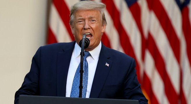 O presidente Donald Trump com a boca meio aberta em pronunciamento na Casa Branca