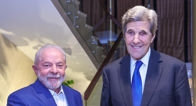 O presidente eleito do Brasil, Luiz Inácio Lula da Silva (PT), e o enviado especial dos EUA para o clima, John Kerry