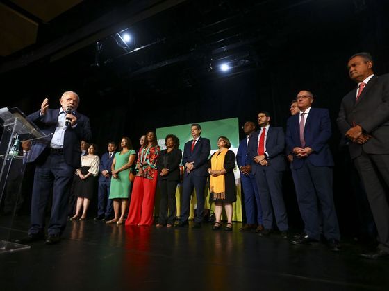 O presidente eleito, Luiz Inácio Lula da Silva, anuncia novos ministros que comporão o governo.
