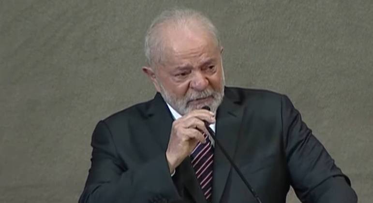 O presidente eleito Luiz Inácio Lula da Silva chora durante discurso em sua diplomação no TSE