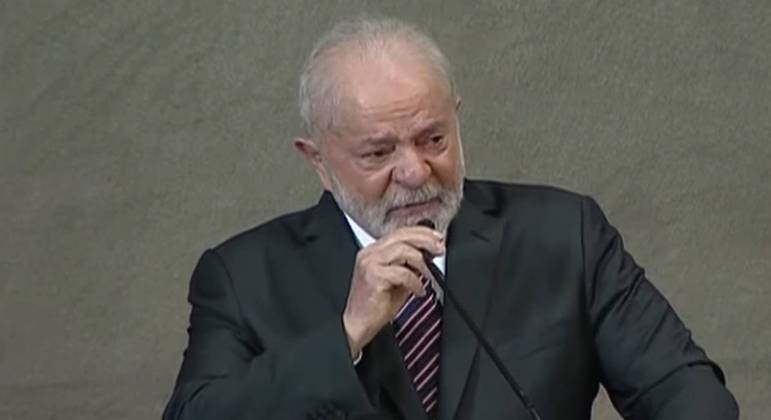 O presidente eleito, Luiz Inácio Lula da Silva, chora durante discurso em sua diplomação no TSE
