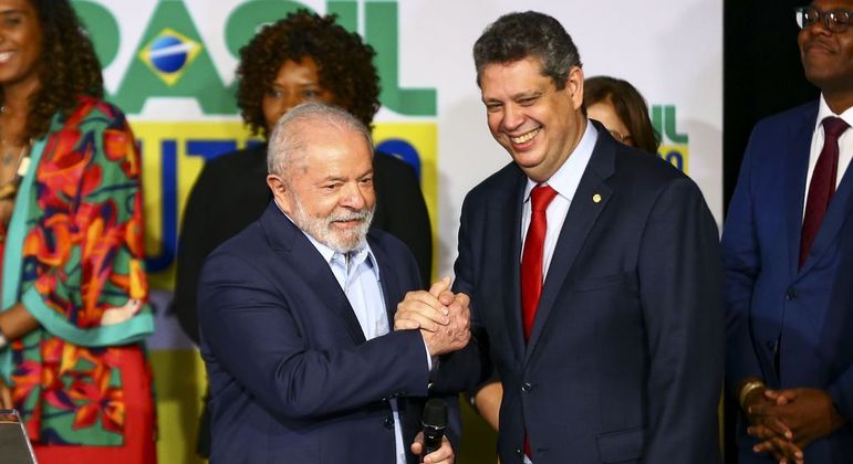 O presidente eleito Luiz Inácio Lula da Silva e o futuro ministro da Secretaria-Geral, Márcio Macedo
