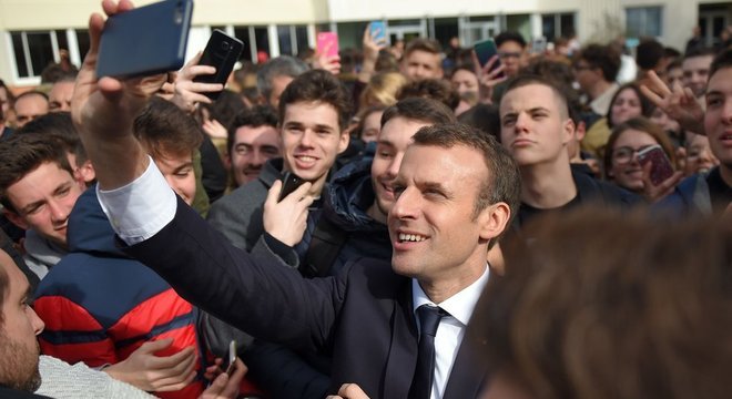 O presidente francês Emmanuel Macron fez uma campanha para proibir os smartphones nas salas de aula