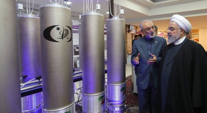 O presidente Hassan Rouhani inspeciona tecnologia nuclear; tudo indica que o Irã está avançando com seus projetos nessa área