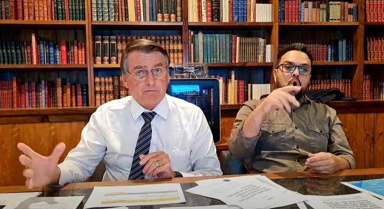 O presidente Jair Bolsonaro durante transmissão ao vivo nas redes sociais