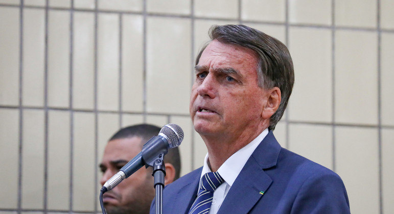 Bolsonaro sanciona piso salarial para profissionais da enfermagem