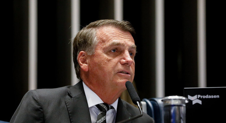 Presidente Jair Bolsonaro fala ao microfone durante sessão do Congresso Nacional