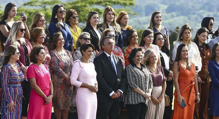 Bolsonaro, a primeira-dama, Damares e mulheres de ministros em evento na Alvorada
