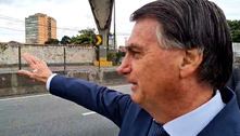Bolsonaro acena para apoiadores em rodovia no Rio de Janeiro