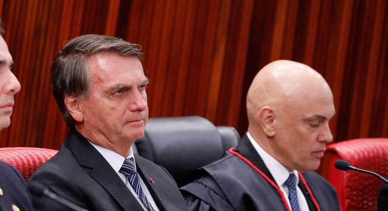 O presidente Jair Bolsonaro e o ministro Alexandre de Moraes, do TSE