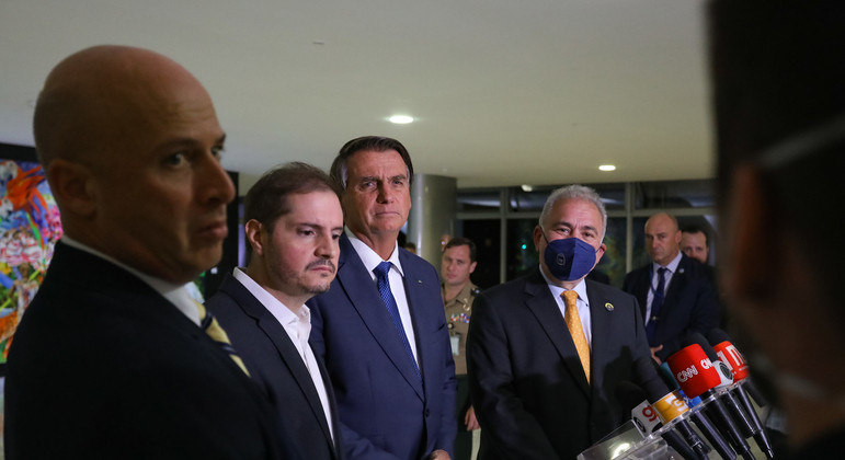 Bolsonaro em entrevista no Palácio do Planalto com os ministros Marcelo Queiroga (Saúde) e Bruno Bianco (AGU)