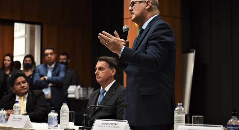 Bolsonaro em evento com Ribeiro e pastores Gilmar Santos (gravata amarela) e Arilton Moura (gravata azul)