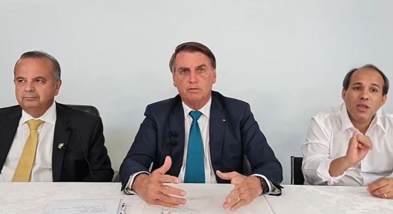 O presidente Bolsonaro em live, ao lado do ministro do Desenvolvimento Regional, Rogério Marinho